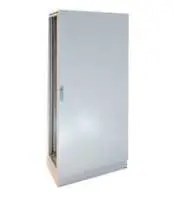 תאי מתכת IP65 כוללים פח עבודה וסוקל 100 מ"מ, ללא דפנות צד