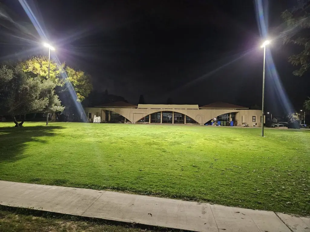 תאורת הצפה לד ותאורת חוץ הצפה לשטחים גדולים עם ציוד תאורה מתוצרת LANZINI