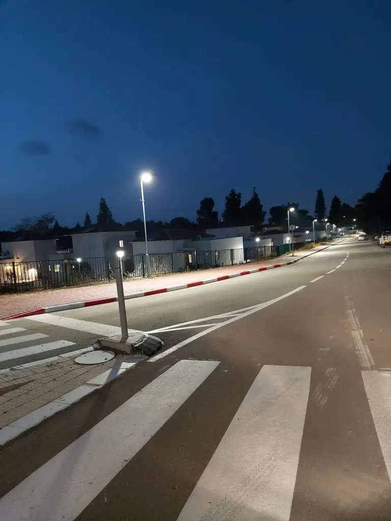 תאורת רחובות בפרויקט עם גופי תאורה מתוצרת LANZINI שסופקו על ידי מולכו ציוד חשמל